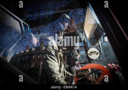 Amsterdam, Niederlande. 17. April 2015. Youssou (L) wartet auf die Abfahrt von seinem Bus zurück nach Amsterdam. Ein privater Bus wurde engagiert, um eine Gruppe von 50 Asylbewerber zu transportieren, die haben sich geweigert, Genehmigungen und ausgeräumt wurden, die von ihrem Wohnsitz, eine alte, verlassene Garage. Bildnachweis: Willem Aires/Alamy Live-Nachrichten Stockfoto