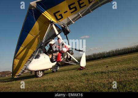 Shobdon Herefordshire UK 18. April 2015. Die britische Microlight Flugzeug Association (BMAA) nationalen Meisterschaften statt an diesem Wochenende auf Shobdon Flugplatz in sonnigen, aber windigen Bedingungen. Besatzungen sind Aufgaben im Zusammenhang mit Navigation, Zeitmessung und Punktlandung Herausforderungen eingestellt. Stockfoto