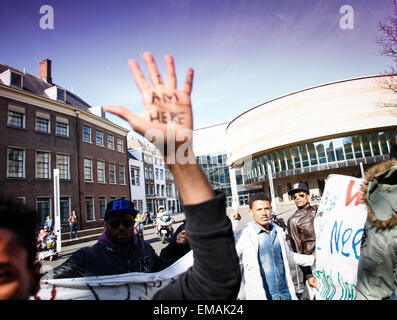 Amsterdam, Niederlande. 17. April 2015. Asylbewerber, die abgelehnt wurden erlaubt, in den Niederlanden protestierten für den zweiten Tag in Folge in der niederländischen Hauptstadt bleiben. Rund 50 afrikanische Flüchtlinge, die zuvor in einer verlassenen Garage in Amsterdam gelebt haben sich zu einem ungenutzten Bürogebäude verlegt. Der Besitzer des Gebäudes hat Gebühren gedrückt. Am Donnerstag wurde die gleiche Gruppe die Möglichkeit zum protest vor dem Parlament verweigert. Bildnachweis: Willem Aires/Alamy Live-Nachrichten Stockfoto