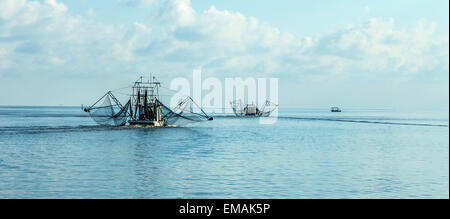 Fischerboote machen Sie sich bereit für Nacht Fang an Fairhope, USA. Fairhope ist berühmt für die Alabama-Krabbe. Stockfoto