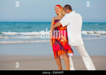 Junge liebende Paar haben Spaß am Strand Stockfoto