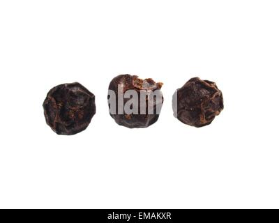 drei Pfeffer Körner auf weißem Hintergrund Stockfoto
