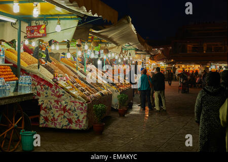 Stände mit Obst, getrocknet, Obst- und Nussbäumen, Djemaa el Fna, Marrakesch, Marokko Stockfoto