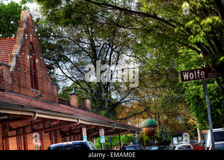 Historic City Market, links, Flanken Eichel Skulptur, Raleigh, North Carolina Stockfoto
