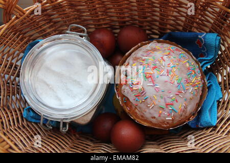 Mahlzeiten zubereiten, auf Osterkuchen mit süße Glasur oben, roten Eiern und Salz zu Heiligen Stockfoto