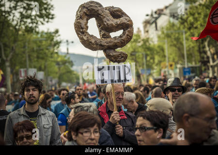 Barcelona, Katalonien, Spai. 18. April 2015. Demonstranten mit ihren Plakaten zu beteiligen, in der Marsch Tausender durch Barcelona zum protest gegen die TTIP und CETA Handelsabkommen © Matthias Oesterle/ZUMA Wire/ZUMAPRESS.com/Alamy Live News Stockfoto