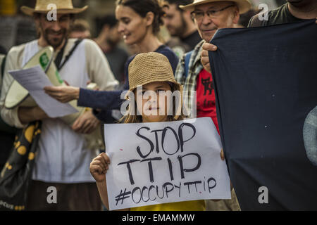 Barcelona, Katalonien, Spai. 18. April 2015. Demonstranten mit ihren Plakaten zu beteiligen, in der Marsch Tausender durch Barcelona zum protest gegen die TTIP und CETA Handelsabkommen © Matthias Oesterle/ZUMA Wire/ZUMAPRESS.com/Alamy Live News Stockfoto