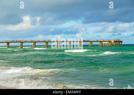 Menschen am Angelsteg in sunny Isles Beach sunset Stockfoto