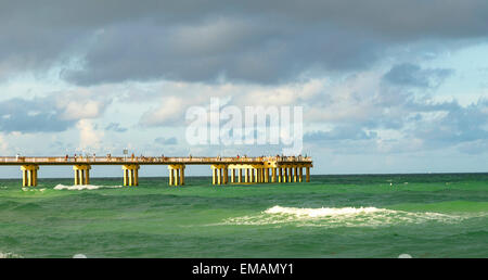 Menschen am Angelsteg in sunny Isles Beach sunset Stockfoto