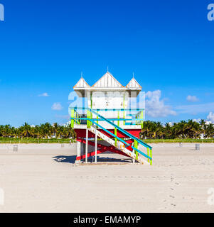 Rettungsschwimmer-Hütte am leeren Strand, Miami Beach, Florida, USA, Sicherheitskonzept. Stockfoto