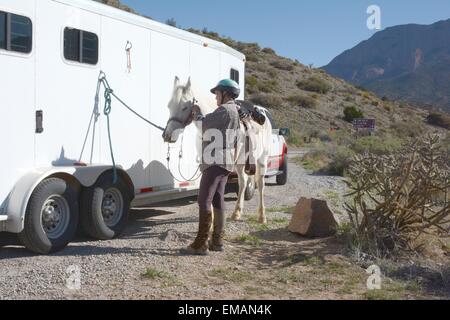 Setzen auf mein Pferd Zaumzeug für eine Fahrt in die Berge;  New-Mexico - USA Stockfoto