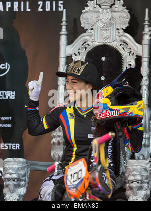 Manchester, UK. 18. April 2015. UCI BMX Supercross Worldcup. Tag eins. Mariana Pajon (COL) (2014 Weltmeister und Olympiasieger 2012) nach ihrem preisgekrönten Womens Elite Zeitfahren-Rennen. Bildnachweis: Aktion Plus Sport/Alamy Live-Nachrichten Stockfoto