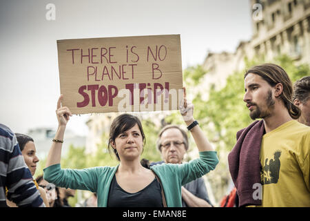 Barcelona, Katalonien, Spai. 18. April 2015. Demonstranten mit ihren Plakaten zu beteiligen, in der Marsch Tausender durch Barcelona zum protest gegen die TTIP und CETA Handelsabkommen © Matthias Oesterle/ZUMA Wire/ZUMAPRESS.com/Alamy Live News Stockfoto
