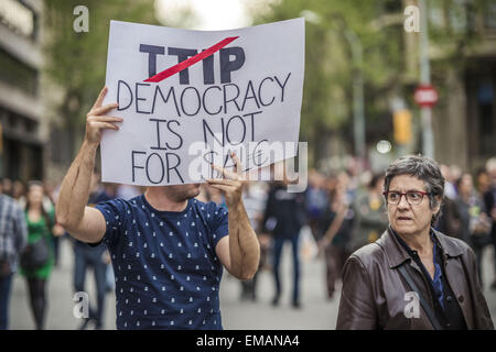 Barcelona, Katalonien, Spai. 18. April 2015. Demonstranten mit ihren Plakaten zu beteiligen, in der Marsch Tausender durch Barcelona zum protest gegen die TTIP und CETA Handelsabkommen © Matthias Oesterle/ZUMA Wire/ZUMAPRESS.com/Alamy Live News Stockfoto