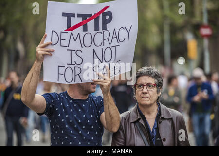 Barcelona, Katalonien, Spai. 18. April 2015. Demonstranten mit ihren Plakaten zu beteiligen, in der Marsch Tausender durch Barcelona zum protest gegen die TTIP und CETA Handelsabkommen © Matthias Oesterle/ZUMA Wire/ZUMAPRESS.com/Alamy Live News Stockfoto