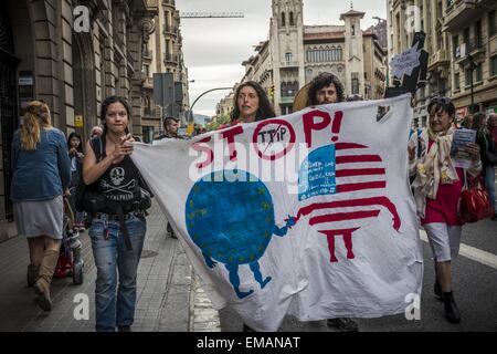 Barcelona, Katalonien, Spai. 18. April 2015. Demonstranten mit ihren Plakaten zu beteiligen, in der Marsch Tausender durch Barcelona zum protest gegen die TTIP und CETA Handelsabkommen © Matthias Oesterle/ZUMA Wire/ZUMAPRESS.com/Alamy Live News Stockfoto