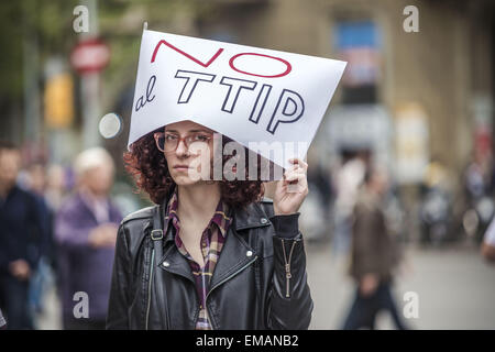 Barcelona, Katalonien, Spai. 18. April 2015. Demonstranten mit ihren Plakaten zu beteiligen, in der Marsch Tausender durch Barcelona zum protest gegen die TTIP und CETA Handelsabkommen © Matthias Oesterle/ZUMA Wire/ZUMAPRESS.com/Alamy Live News Stockfoto