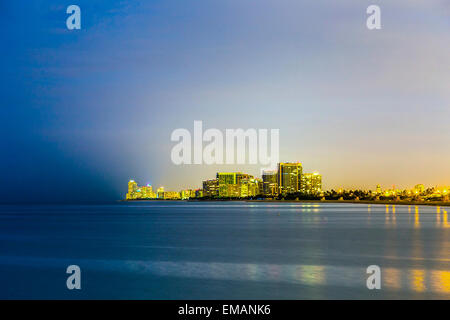 Skyline von sunny Isles Beach bei Nacht mit Reflexion im Ozean Stockfoto