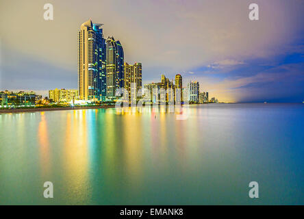 Skyline von sunny Isles Beach bei Nacht mit Reflexion im Ozean Stockfoto