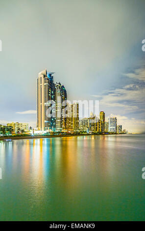 Skyline von sunny Isles Beach bei Nacht mit Reflexion im Ozean Stockfoto