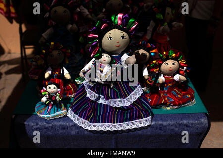 Tijuana, Mexiko. 18. April 2015. Puppen sind während der Expo Verkauf des mexikanischen Restaurants in Tijuana Cultural Center, Stadt Tijuana, Mexiko, am 18. April 2015 angezeigt. © Guillermo Arias/Xinhua/Alamy Live-Nachrichten Stockfoto