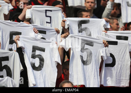 Leverkusen, Deutschland, 18. April 2015, Sport, Fußball, Bundesliga, Spieltag 29, Bayer 04 Leverkusen Vs Hannover 96: Fans von Leverkusen anzeigen Hemden mit Kader Nummer fünf der Emir Spahic, der entlassen wurde, aus seinem Vertrag nach einem Kampf mit Sicherheitspersonal nach ein Cup-Spiel gegen Bayern München am 8. April 2015. Bildnachweis: Jürgen Schwarz/Alamy Live-Nachrichten Stockfoto