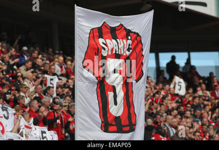 Leverkusen, Deutschland, 18. April 2015, Sport, Fußball, Bundesliga, Spieltag 29, Bayer 04 Leverkusen Vs Hannover 96: Fans von Leverkusen anzeigen Hemden mit Kader Nummer fünf der Emir Spahic, der entlassen wurde, aus seinem Vertrag nach einem Kampf mit Sicherheitspersonal nach ein Cup-Spiel gegen Bayern München am 8. April 2015. Bildnachweis: Jürgen Schwarz/Alamy Live-Nachrichten Stockfoto