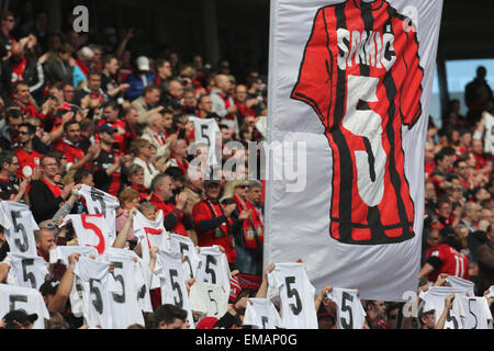 Leverkusen, Deutschland, 18. April 2015, Sport, Fußball, Bundesliga, Spieltag 29, Bayer 04 Leverkusen Vs Hannover 96: Fans von Leverkusen anzeigen Hemden mit Kader Nummer fünf der Emir Spahic, der entlassen wurde, aus seinem Vertrag nach einem Kampf mit Sicherheitspersonal nach ein Cup-Spiel gegen Bayern München am 8. April 2015. Bildnachweis: Jürgen Schwarz/Alamy Live-Nachrichten Stockfoto