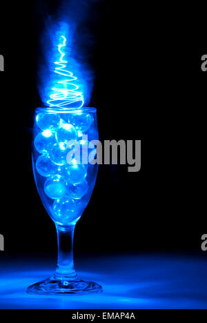 Klar, Murmeln in ein Weinglas mit blauem Licht Malerei Stockfoto