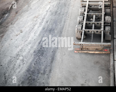 Hinten Fragment leer LKW Anhänger auf Asphaltstraße Stockfotografie - Alamy