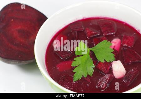 appetitlich heiße rote Bete Suppe mit Petersilie Stockfoto