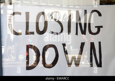 Ein "closing down" Zeichen auf ein Ladengeschäft. Shopping Reflexionen können zusammen mit der kürzlich geschlossene Kleidung Shop BANK gesehen werden. 18. April 2015. Stockfoto