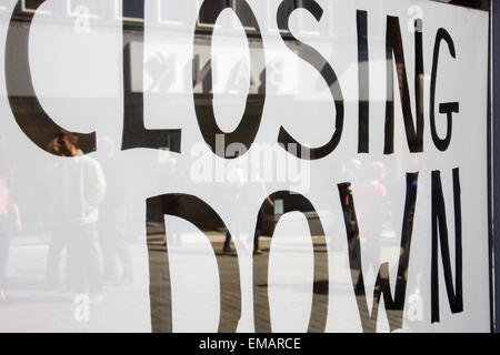 Ein "closing down" Zeichen auf ein Ladengeschäft. Shopping Reflexionen können zusammen mit der kürzlich geschlossene Kleidung Shop BANK gesehen werden. 18. April 2015. Stockfoto