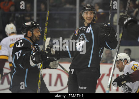 Rosemont, Illinois, USA. 18. April 2015. Milwaukee Admirals feiern nach seinem Tor in der American Hockey League-Spiel zwischen den Milwaukee Admirals und die Chicago Wolves in der Allstate Arena in Rosemont, Illinois. Patrick Gorski/CSM/Alamy Live-Nachrichten Stockfoto