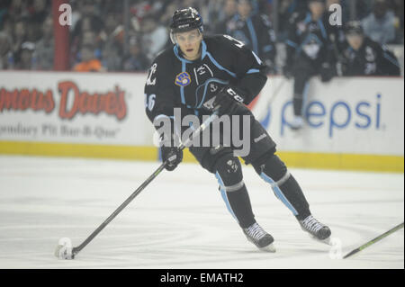 Rosemont, Illinois, USA. 18. April 2015. Milwaukee Admirals Pontus Berg (46) steuert den Puck in der American Hockey League-Spiel zwischen den Milwaukee Admirals und die Chicago Wolves in der Allstate Arena in Rosemont, Illinois. Patrick Gorski/CSM/Alamy Live-Nachrichten Stockfoto