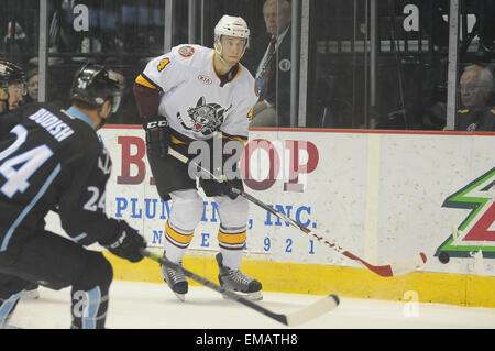 Rosemont, Illinois, USA. 18. April 2015. Chicago Wolves Petteri Lindbohm (4) löscht den Puck in der American Hockey League-Spiel zwischen den Milwaukee Admirals und die Chicago Wolves in der Allstate Arena in Rosemont, Illinois. Patrick Gorski/CSM/Alamy Live-Nachrichten Stockfoto