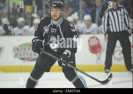 Rosemont, Illinois, USA. 18. April 2015. Milwaukee Admirals Jimmy Oligny (47) sucht nach dem Pass in der American Hockey League-Spiel zwischen den Milwaukee Admirals und die Chicago Wolves in der Allstate Arena in Rosemont, Illinois. Patrick Gorski/CSM/Alamy Live-Nachrichten Stockfoto