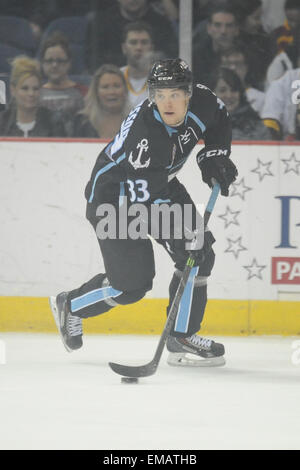 Rosemont, Illinois, USA. 18. April 2015. Milwaukee Admirals Viktor Arvidsson (33) steuert den Puck in der American Hockey League-Spiel zwischen den Milwaukee Admirals und die Chicago Wolves in der Allstate Arena in Rosemont, Illinois. Patrick Gorski/CSM/Alamy Live-Nachrichten Stockfoto