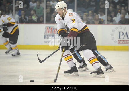 Rosemont, Illinois, USA. 18. April 2015. Chicago Wolves Joel Edmundson (3) steuert den Puck in der American Hockey League-Spiel zwischen den Milwaukee Admirals und die Chicago Wolves in der Allstate Arena in Rosemont, Illinois. Patrick Gorski/CSM/Alamy Live-Nachrichten Stockfoto