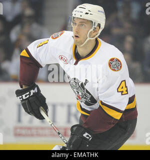 Rosemont, Illinois, USA. 18. April 2015. Chicago Wolves Petteri Lindbohm (4) in Aktion während der American Hockey League-Spiel zwischen den Milwaukee Admirals und die Chicago Wolves in der Allstate Arena in Rosemont, Illinois. Patrick Gorski/CSM/Alamy Live-Nachrichten Stockfoto