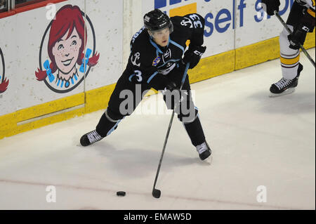 Rosemont, Illinois, USA. 18. April 2015. Milwaukee Admirals Viktor Arvidsson (33) steuert den Puck in der American Hockey League-Spiel zwischen den Milwaukee Admirals und die Chicago Wolves in der Allstate Arena in Rosemont, Illinois. Patrick Gorski/CSM/Alamy Live-Nachrichten Stockfoto