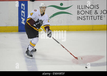 Rosemont, Illinois, USA. 18. April 2015. Chicago Wolves Petteri Lindbohm (4) übergibt den Puck in der American Hockey League-Spiel zwischen den Milwaukee Admirals und die Chicago Wolves in der Allstate Arena in Rosemont, Illinois. Patrick Gorski/CSM/Alamy Live-Nachrichten Stockfoto