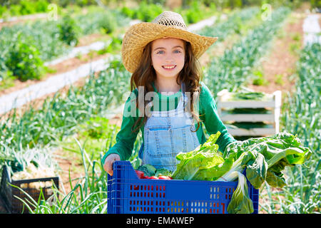 Kleines Kind Bauernmädchen in Gemüse-Ernte im Obstgarten Stockfoto