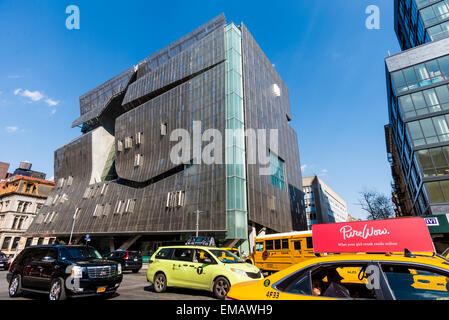 New York, NY USA, 41 Cooper Square, entworfen vom Architekten Thom Mayne von Morphosis, ist ein neunstöckiges, 175.000 Quadratfuß (16.300 m2) akademisches Zentrum, das die Albert Nerken School of Engineering mit zusätzliche Räume für die Geisteswissenschaften, Kunst und Architektur-Abteilungen in die neueste Ergänzung zu Cooper Union Campus im Cooper Square im Stadtteil East Village von New York City beherbergt; Bau des Gebäudes begann im Jahr 2006 und wurde im September 2009 abgeschlossen. © Stacy Walsh Rosenstock/Alamy Stockfoto