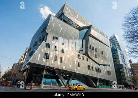 New York, NY USA, 41 Cooper Square, entworfen vom Architekten Thom Mayne von Morphosis, ist ein neunstöckiges, 175.000 Quadratfuß (16.300 m2) akademisches Zentrum, das die Albert Nerken School of Engineering mit zusätzliche Räume für die Geisteswissenschaften, Kunst und Architektur-Abteilungen in die neueste Ergänzung zu Cooper Union Campus im Cooper Square im Stadtteil East Village von New York City beherbergt; Bau des Gebäudes begann im Jahr 2006 und wurde im September 2009 abgeschlossen. © Stacy Walsh Rosenstock/Alamy Stockfoto