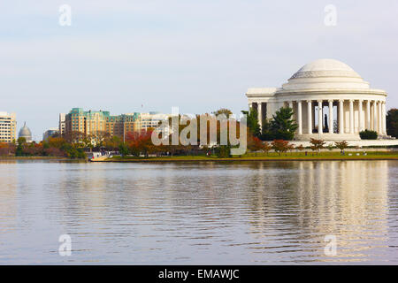 Thomas Jefferson Memorial vor Sonnenuntergang mit Reflexion. Stockfoto