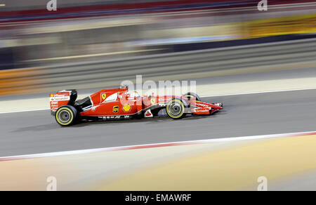 Manama, Bahrain. 18. April 2015. Ferrari Formel1-Fahrer Sebastian Vettel Deutschlands fährt während der Qualifikation-Sitzung vor der F1 Grand Prix von Bahrain in Bahrain International Circuit, südlich von Manama, 18. April 2015. Bildnachweis: Chen Shaojin/Xinhua/Alamy Live-Nachrichten Stockfoto