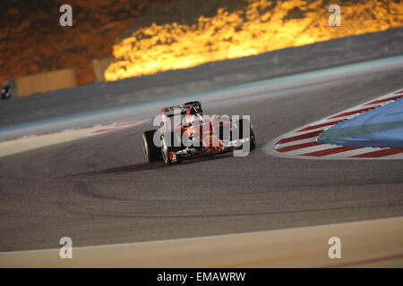 Manama, Bahrain. 18. April 2015. Ferrari Formel1-Fahrer Sebastian Vettel Deutschlands fährt während der Qualifikation-Sitzung vor der F1 Grand Prix von Bahrain in Bahrain International Circuit, südlich von Manama, 18. April 2015. Bildnachweis: Chen Shaojin/Xinhua/Alamy Live-Nachrichten Stockfoto