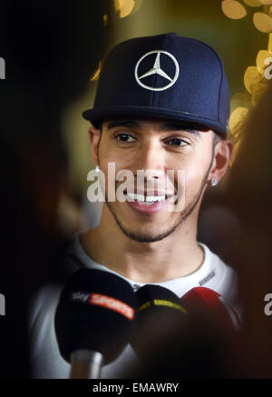 Manama, Bahrain. 18. April 2015. Mercedes Formel1-Fahrer Lewis Hamilton von Großbritannien im Gespräch mit den Medien nach dem Aufstehen Pole-Position vor der F1 Grand Prix von Bahrain in Bahrain International Circuit, südlich von Manama, 18. April 2015. Bildnachweis: Chen Shaojin/Xinhua/Alamy Live-Nachrichten Stockfoto