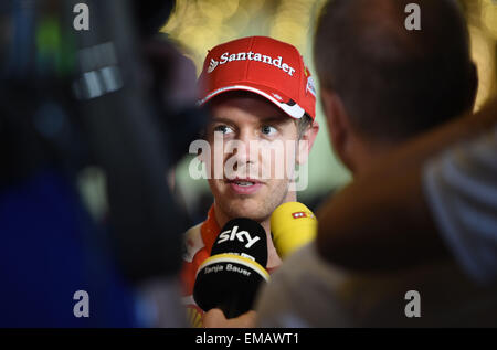 Manama, Bahrain. 18. April 2015. Ferrari Formel1-Fahrer Sebastian Vettel von Deutschland im Gespräch mit den Medien nach der Qualifikation-Session vor der F1 Grand Prix von Bahrain in Bahrain International Circuit, südlich von Manama, 18. April 2015. Bildnachweis: Chen Shaojin/Xinhua/Alamy Live-Nachrichten Stockfoto